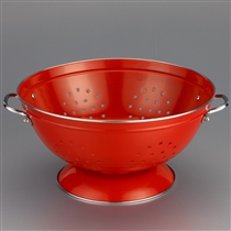 Colander with pattern holes