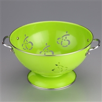 Colander with pattern holes